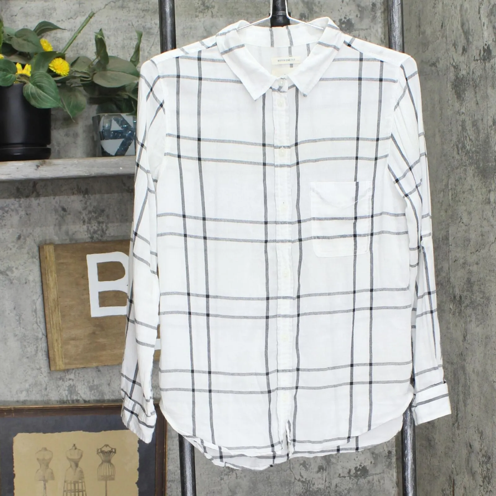 American Eagle Lightweight Button Up Boyfriend Fit Shirt White / Black Plaid M