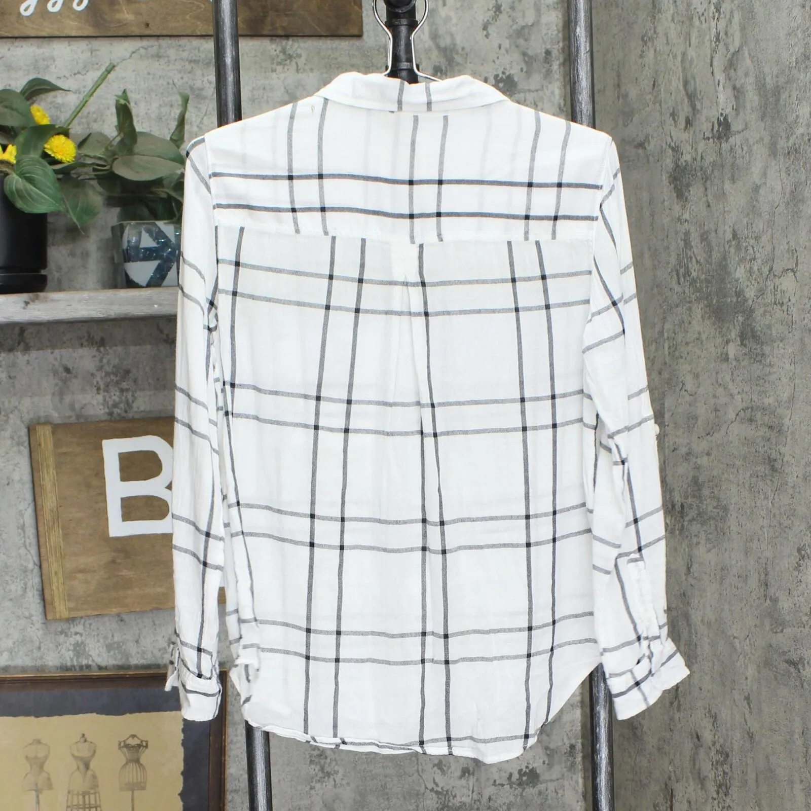 American Eagle Lightweight Button Up Boyfriend Fit Shirt White / Black Plaid M