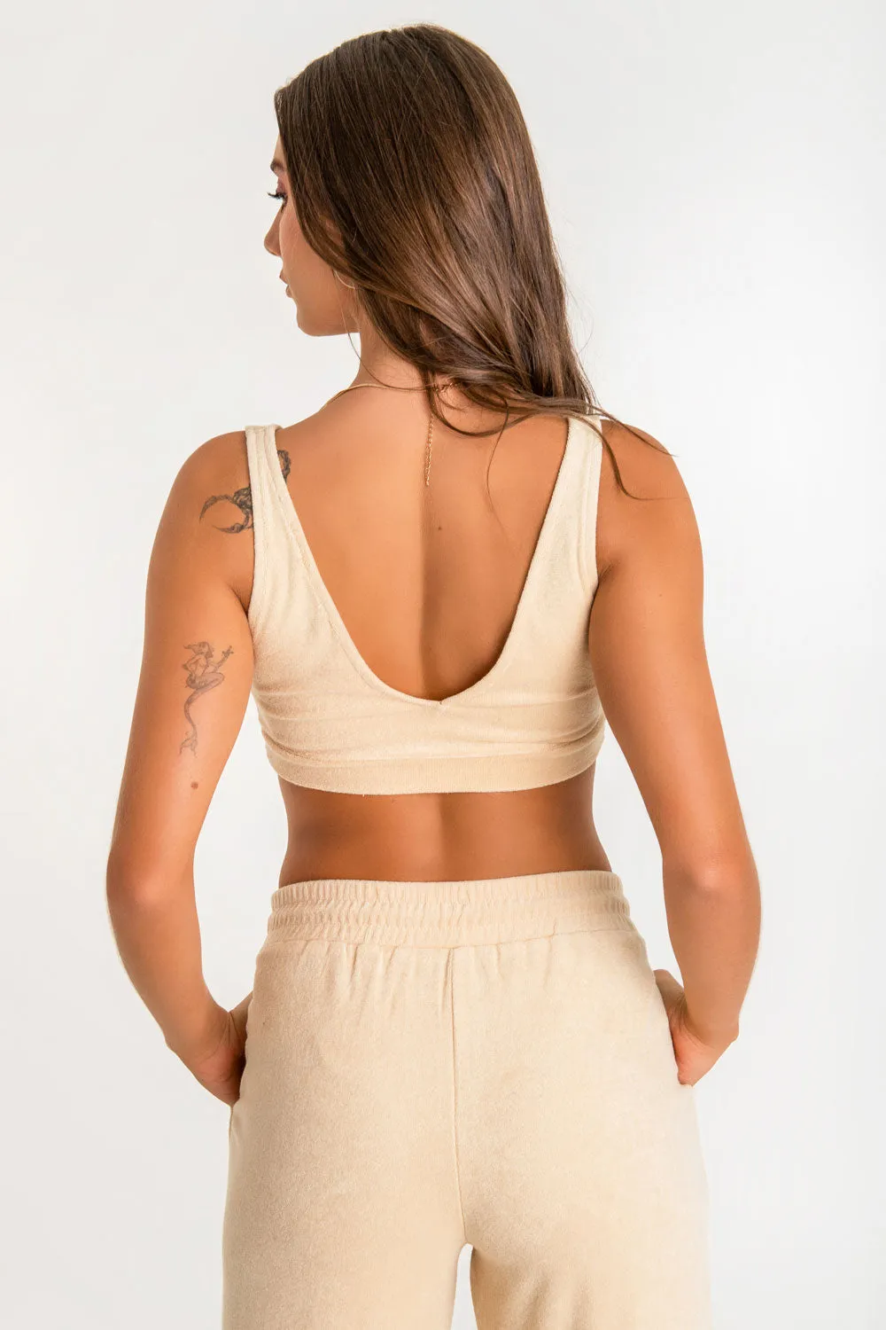Crop top ajustado escote v tirantes