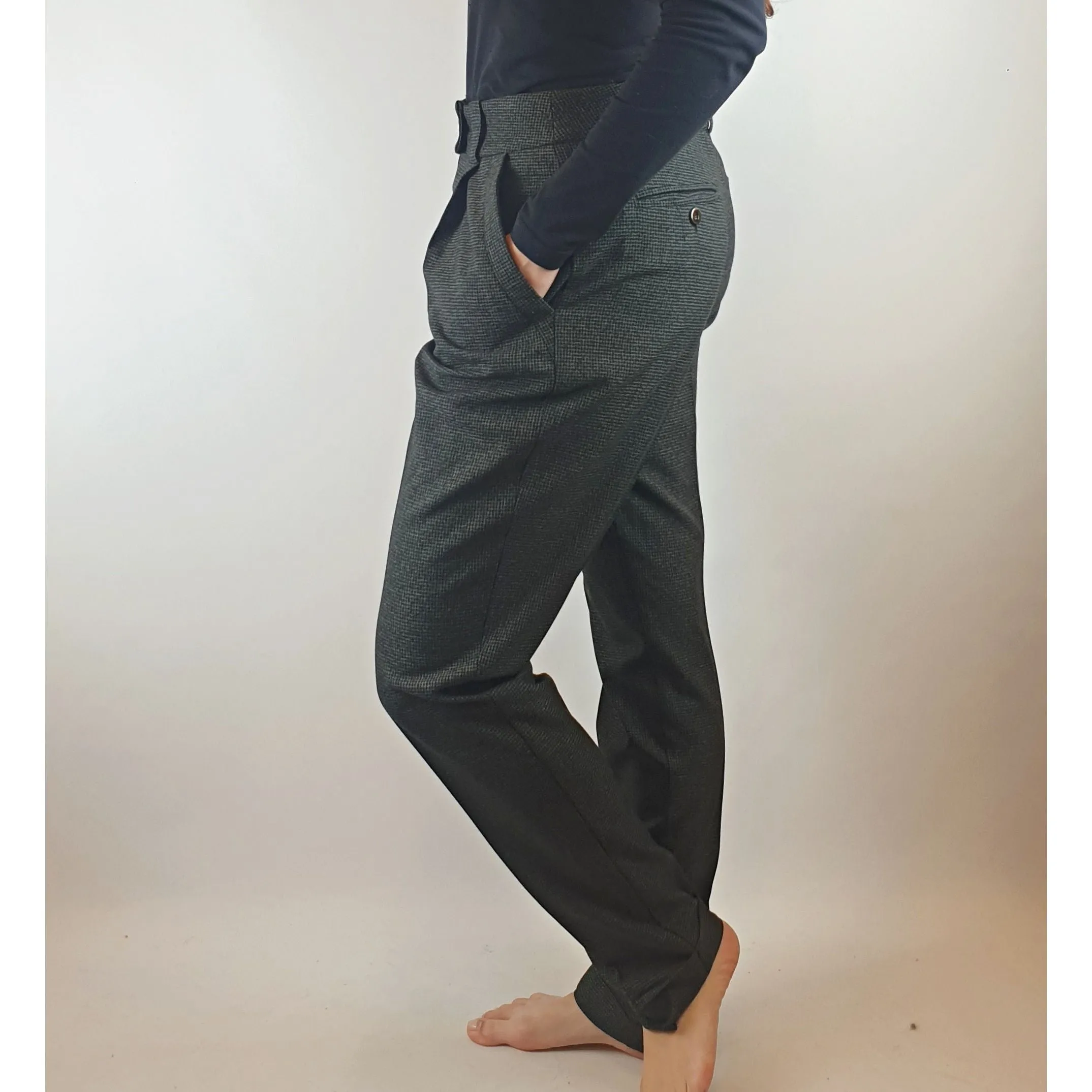 Cue black and grey small houndstooth print pants size 10