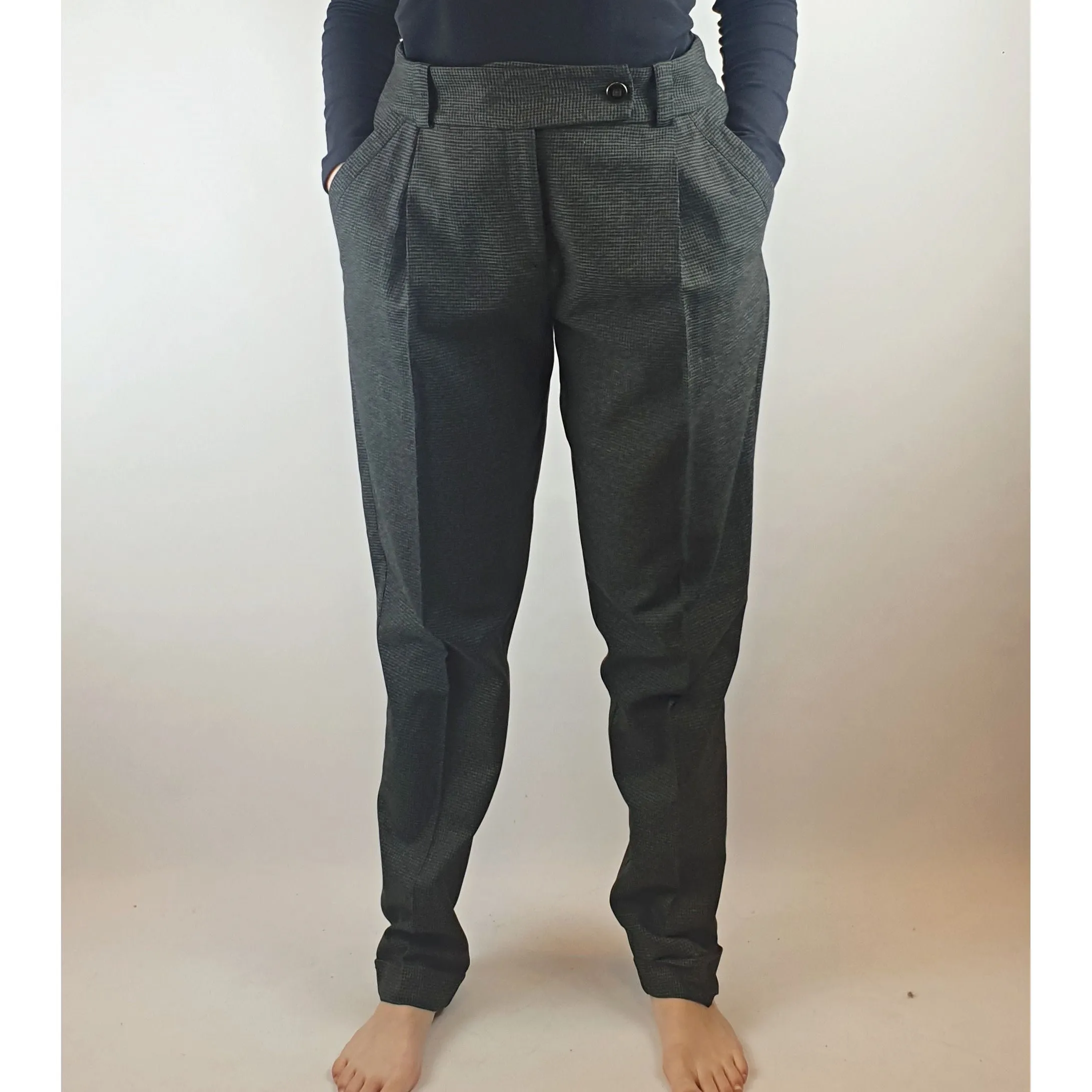 Cue black and grey small houndstooth print pants size 10
