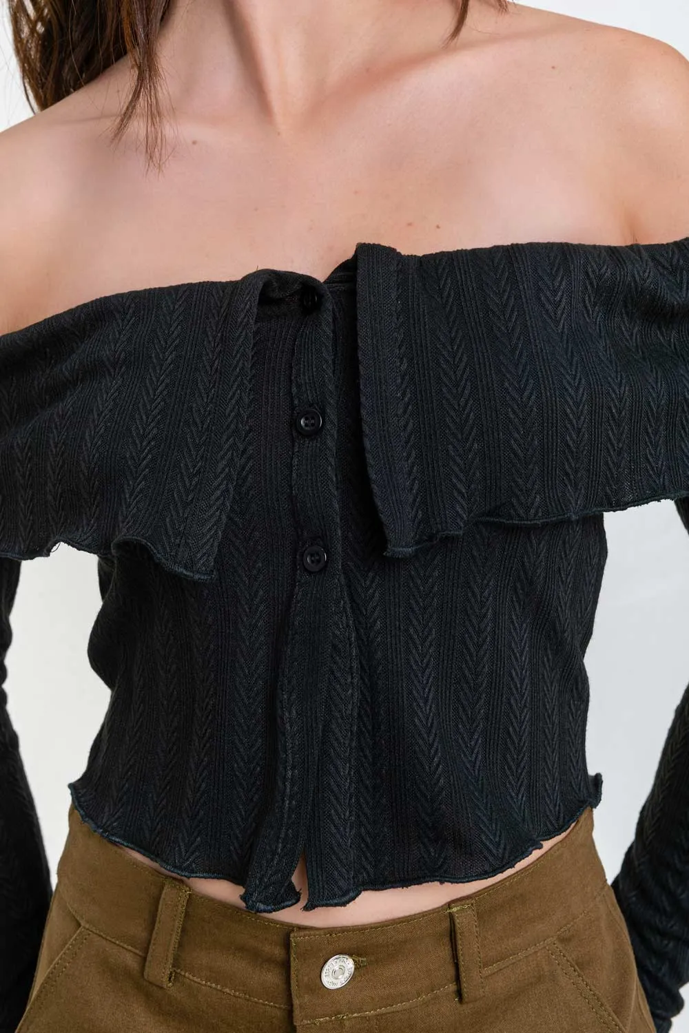 Jersey de hombros descubiertos bajo v botones