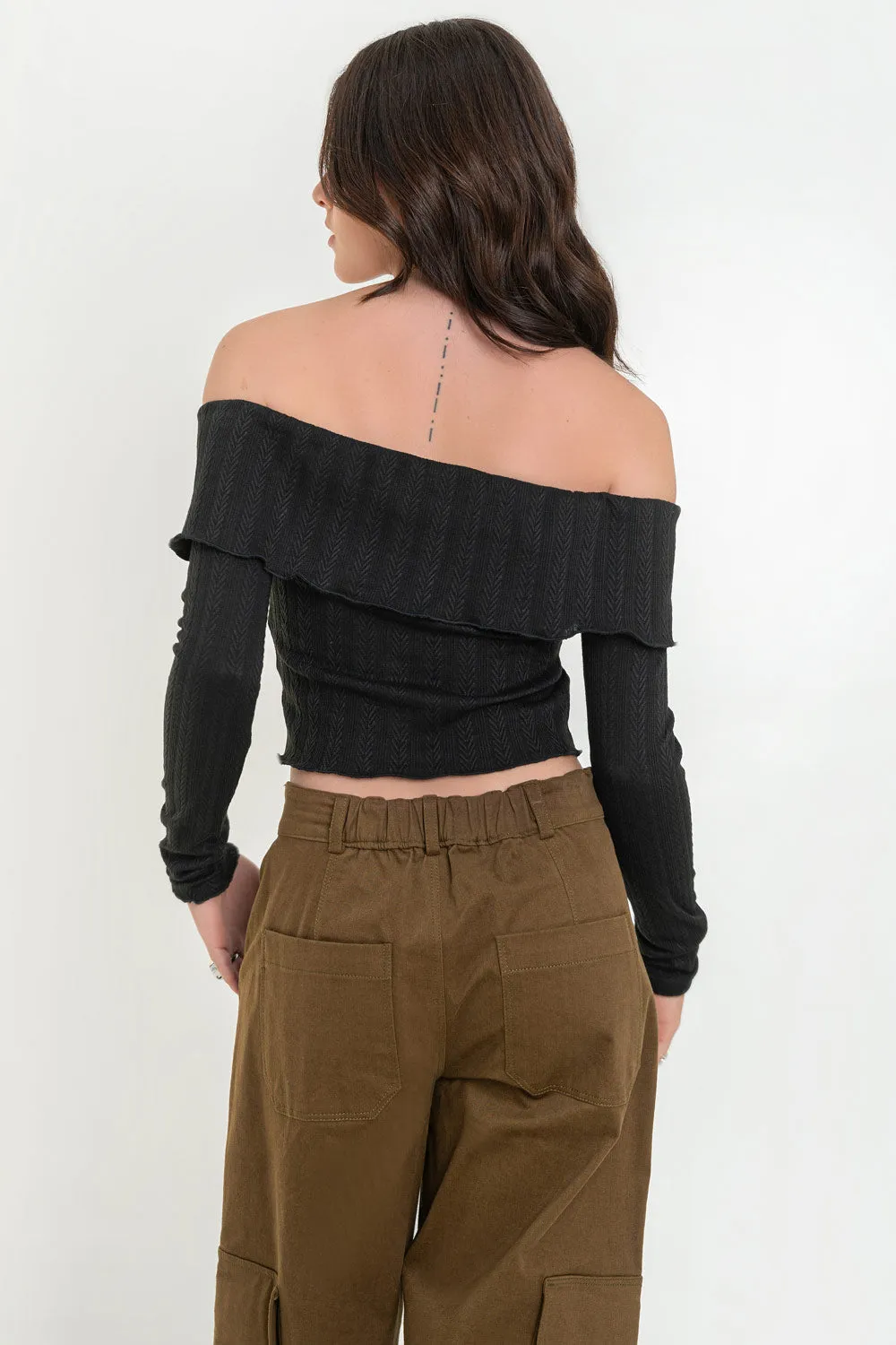 Jersey de hombros descubiertos bajo v botones