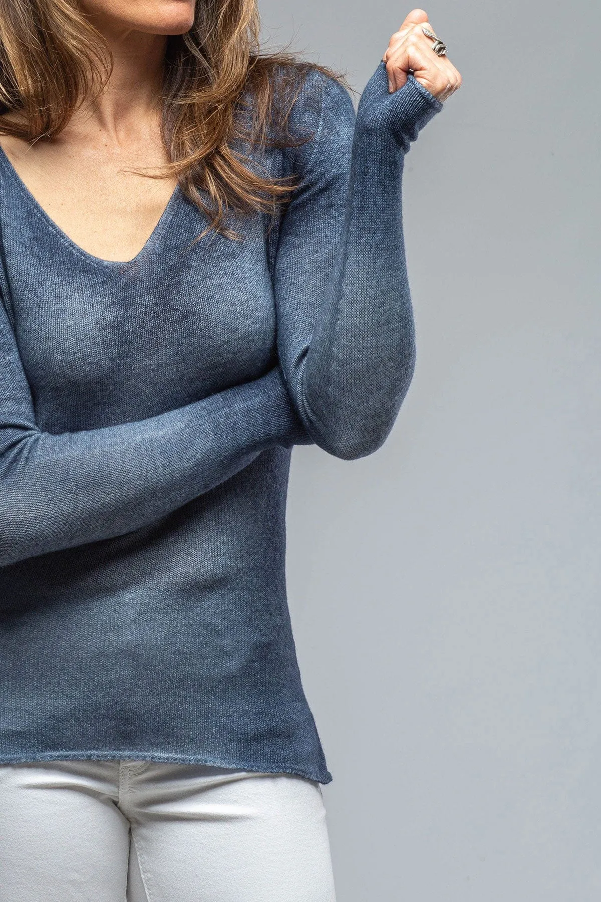 Sali Bi-Color V-Neck Sweater In Blue