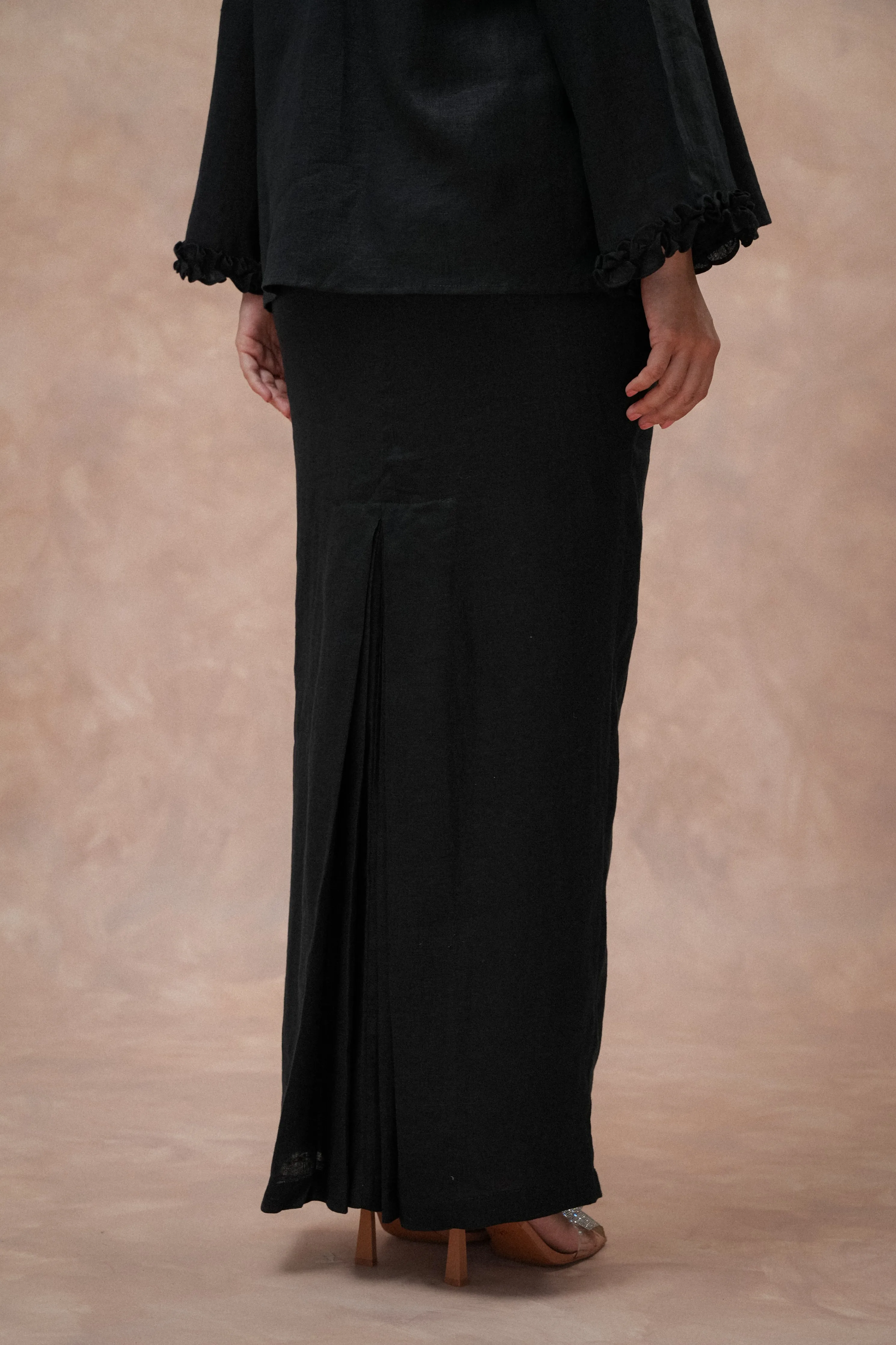 The Classic Pleated Linen Skirt in Ebony