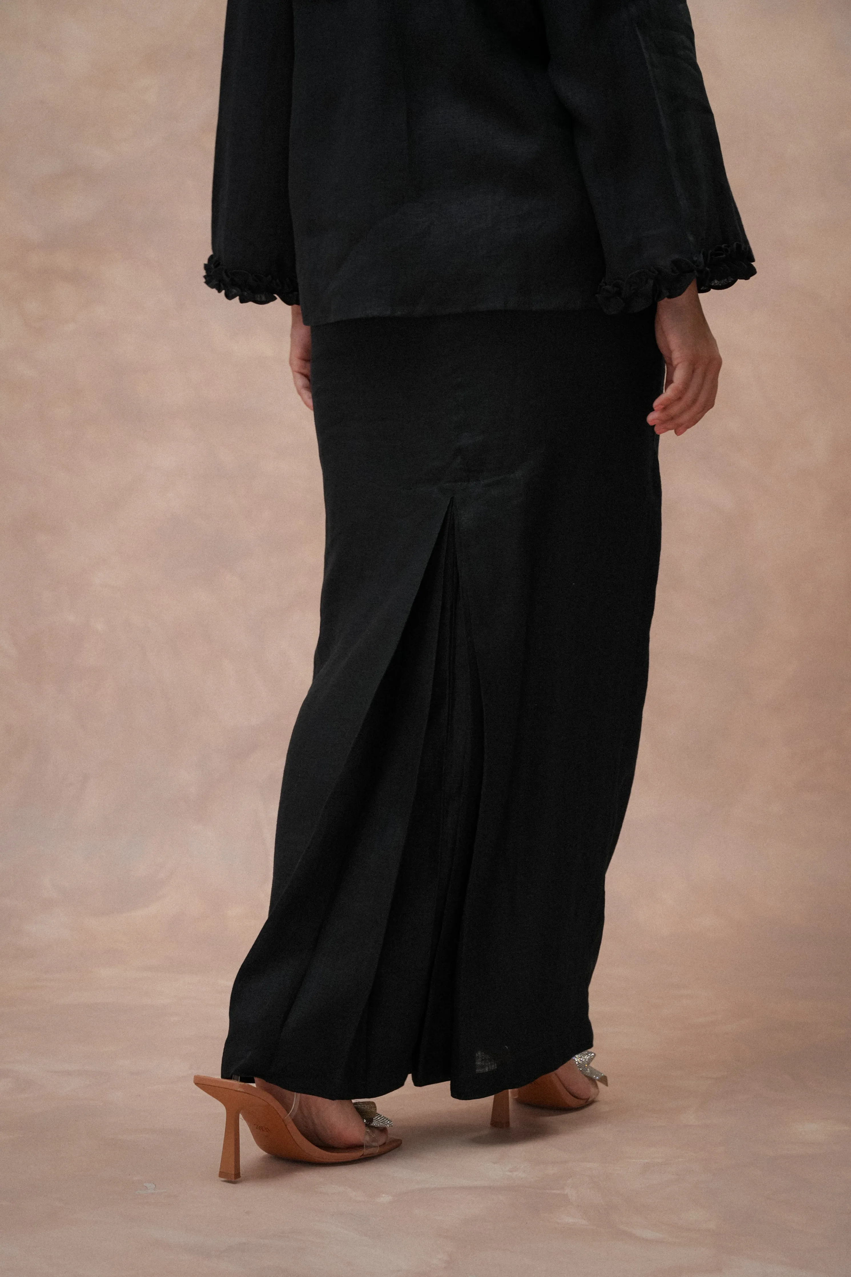 The Classic Pleated Linen Skirt in Ebony