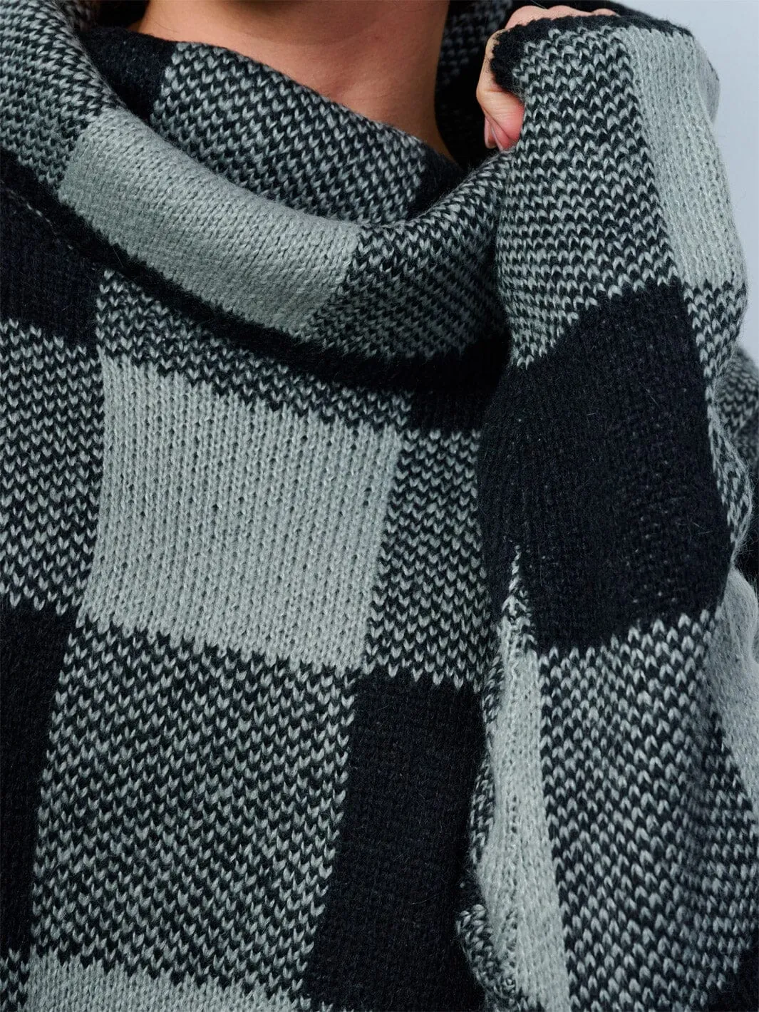 WOMEN'S LONG SLEEVE COLORBLOCK CHECKERS TURTLE NECK PULLOVER SWEATER
