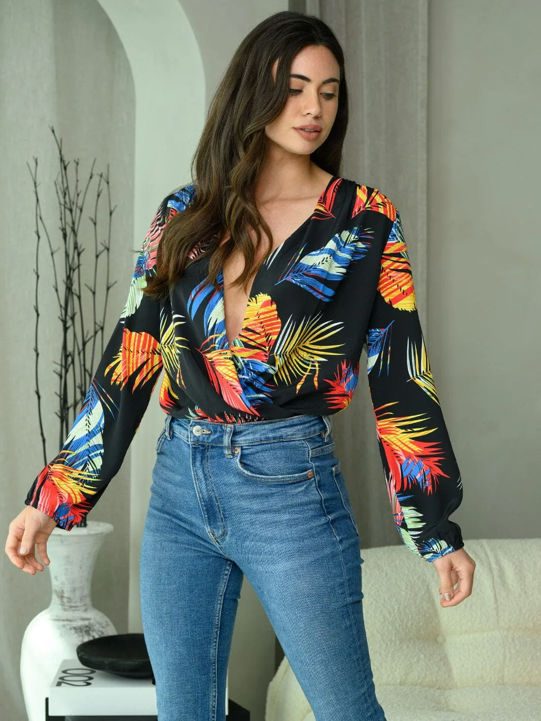 WOMEN'S LONG SLEEVE LEAF MULTI PRINT SURPLICE BODYSUIT