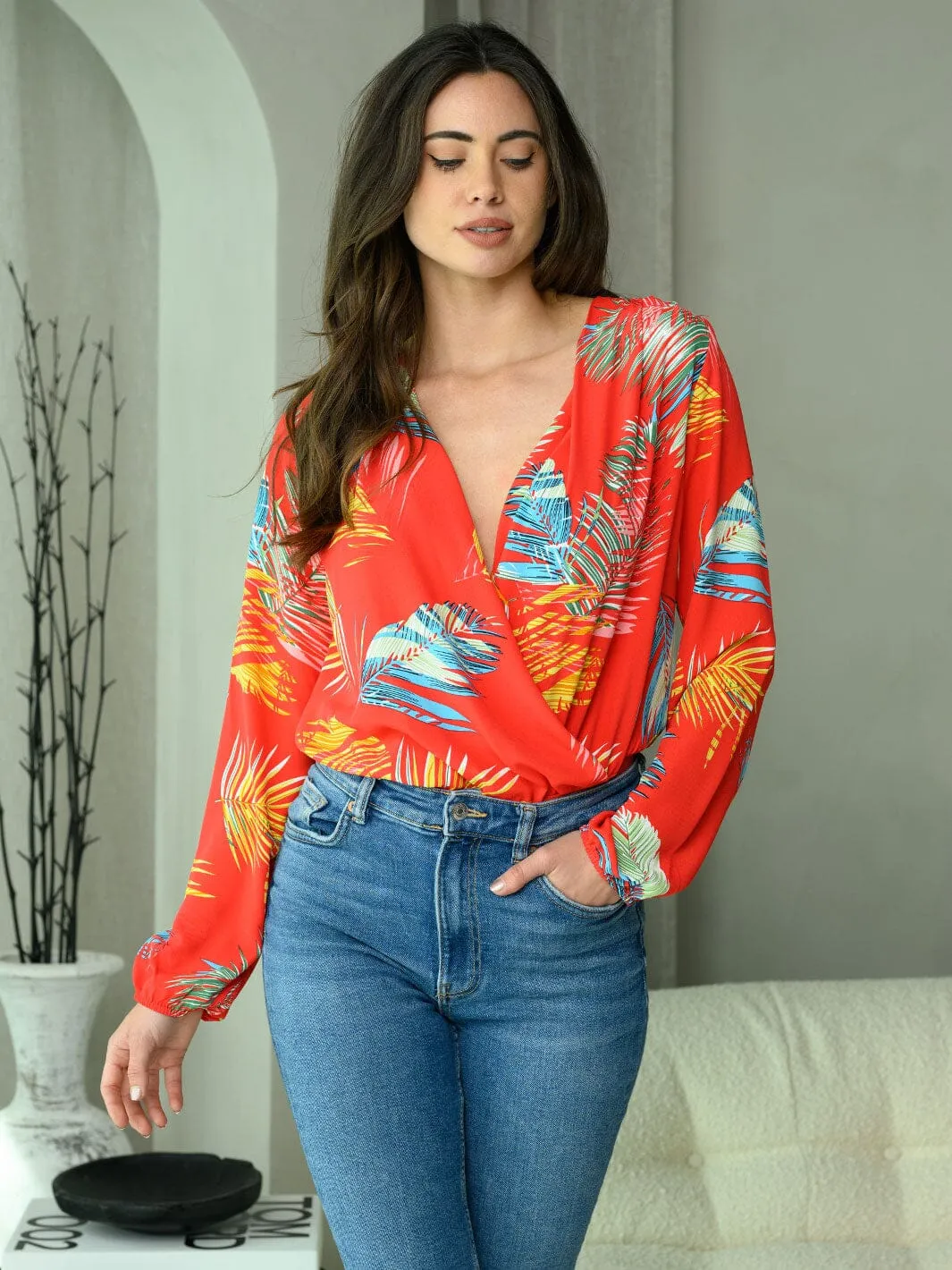 WOMEN'S LONG SLEEVE LEAF MULTI PRINT SURPLICE BODYSUIT